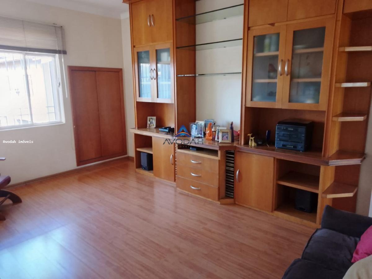 Casa para alugar com 3 quartos, 200m² - Foto 1