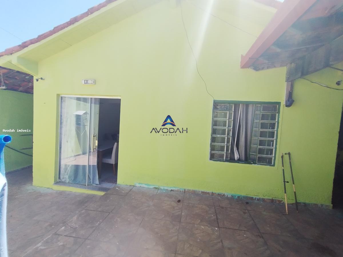 Casa à venda com 3 quartos, 200m² - Foto 2