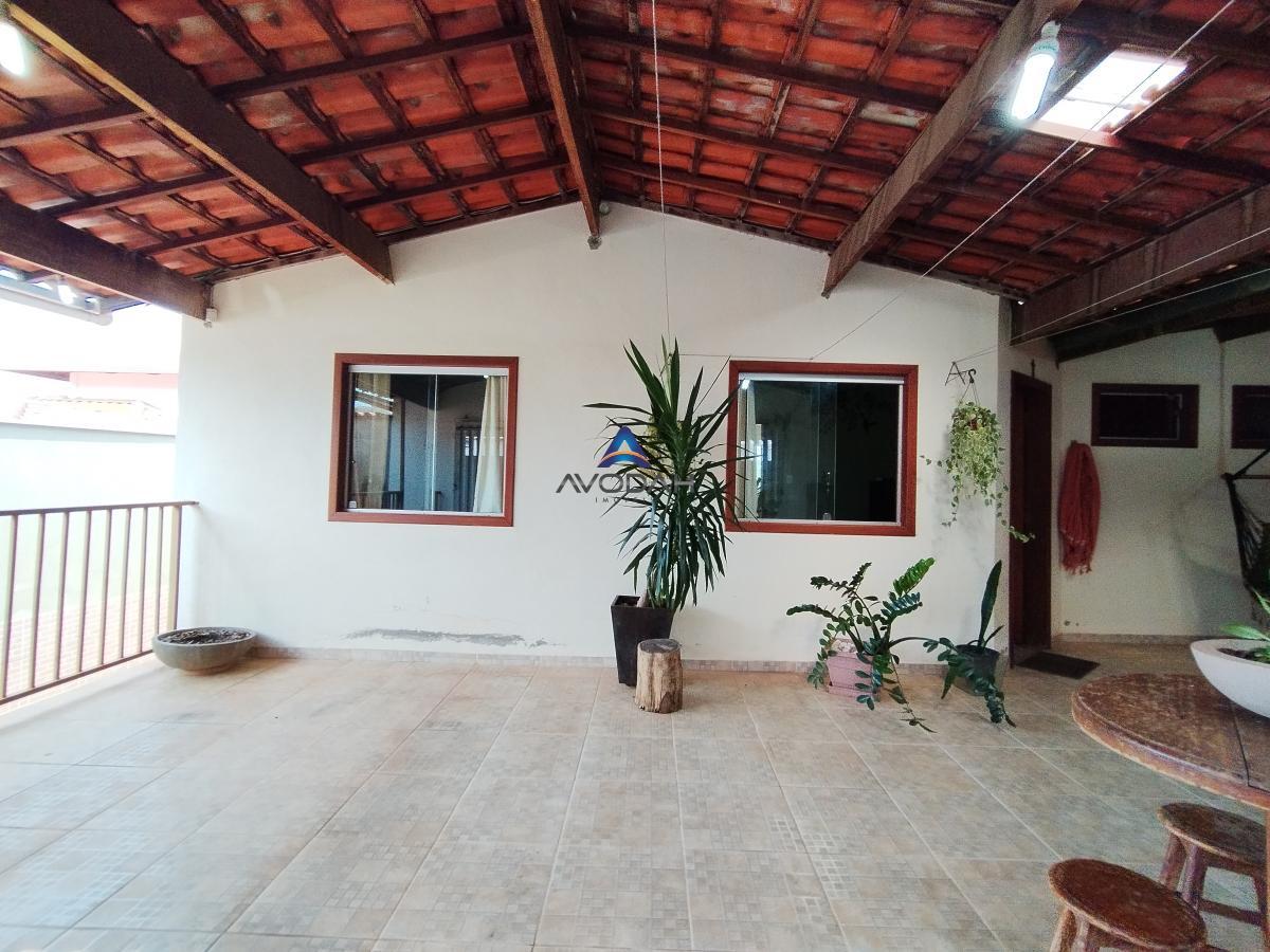 Casa à venda com 3 quartos, 360m² - Foto 1