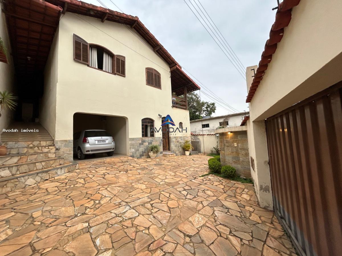 Casa à venda com 4 quartos, 360m² - Foto 1