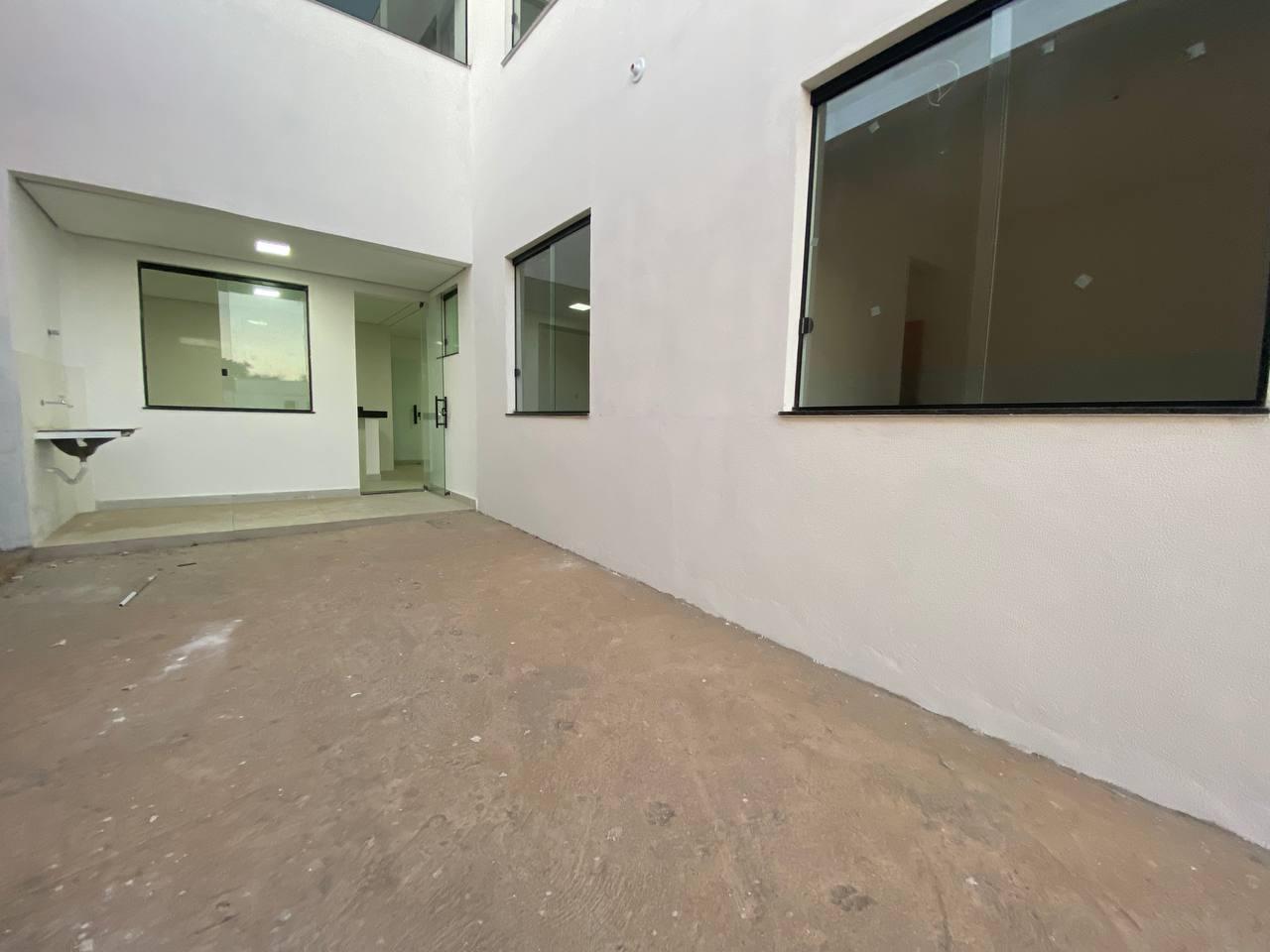 Casa à venda com 2 quartos, 120m² - Foto 1